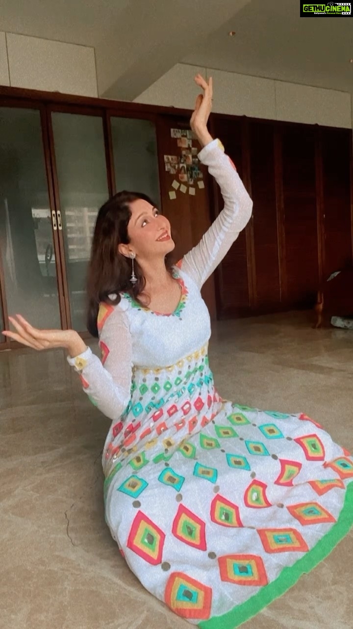 Saumya Tandon Instagram - The song I am hearing a lot these rainy days. #reels #reelsvideo .