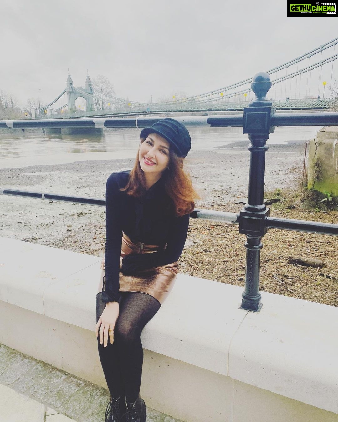Saumya Tandon Instagram - This long trip has been full of ups and downs and highs and lows. Traveling teaches you a lot. I know it’s tough to travel in covid times. But my new year plan is to not stop. PS. Behind me is Hammersmith bridge. #travel #traveldairies