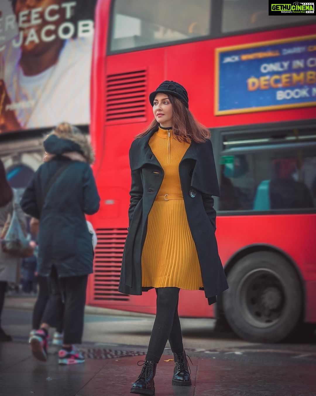 Saumya Tandon Instagram - At #picadillycircus . Trivia # The name 'Piccadilly' originates from a seventeenth-century frilled collar named a piccadil. Roger Baker, a tailor who became rich making piccadils lived in the area. The word 'Circus' refers to the roundabout around which the traffic circulated. Pictures by @vineet_johri #lindon #travel #londonstreets