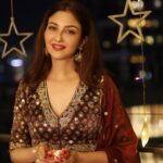 Saumya Tandon Instagram – Hope this mood and light never die the whole year . Hope we are blessed. #happydiwali once again.

Pictures @girish_rajput_photography 
Outfit @salianbyanushree