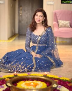 Saumya Tandon Instagram - Diwali Party season is here! 😍 And I am super excited and prepared. Iss party mein, Jab snacking ki baari aye, #IssFestivalMcCainHoJaye ! 🧆🪔 
This time I have with me my delicious snacking partner- @mccainfoods_india to not only keep my friends and family happy but also keep me stress free. 😋
Have delicious & Happy Diwali.  Serving #McCain #ChilliCheeseNuggets #PotatoCheeseShotz #MiniSamosa #DiwaliSnacking #McCainFestiveBites #HappyDiwali #chilligarlicpotatobites