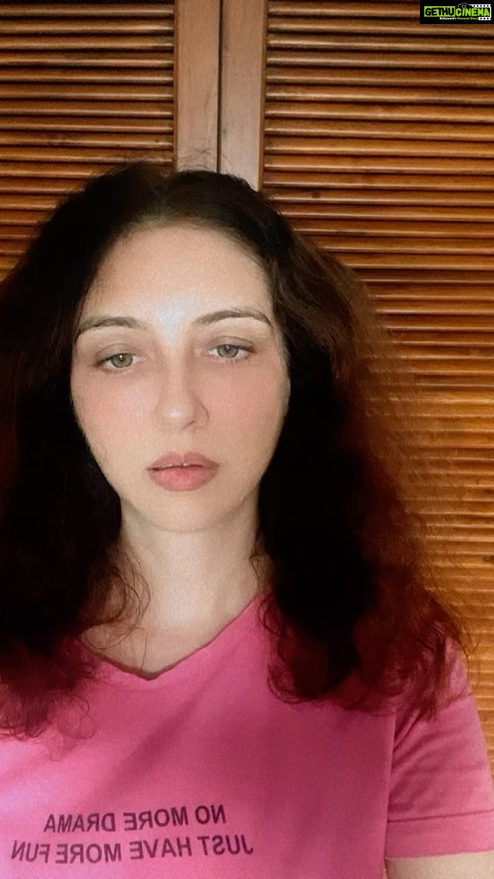 Saumya Tandon Instagram - That’s how I wake up , with hair all over the place, not so fond of doing makeup or being decked up. I am totally a jhalla at home, never put makeup if I am not shooting. If my friends tell me I don’t dress up like an actress I tell them that’s work. In real life I am like this 😬. #reels #reelstrending #reelstransition #trends #manikemagehithe