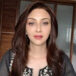 Saumya Tandon Instagram – I know you have heard this. Don’t know in the insta world of fashion dance and transitions and lip sync how people really care about poetry. Feeling these two sher from the beautiful #ghazal by Nida Fazli 

Raat ke baad naye din ki sahar aayegi, 
Din nahin badlega tareekh badal jayegi,

Hanste hanste kabhi thak jaao to chhup ke ro lo, 
Ye hansi bheeg ke kuchh aur chamak jayegi,
 
Jagmagati hui sadkon pe akele na phiro, 
Shaam aayegi kisi mod pe das jayegi,

Aur kuchh der yunhi jang siyasat mazhab, 
Aur thak jaao abhi neend kahaan aayegi,

Meri ghurbat ko sharafat ka abhi naam na de, 
Waqt badla to teri raaye badal jayegi,

Waqt nadiyon ko uchhaale ke udaaye parbat, 
Umr ka kaam guzarna hai guzar jayegi.!!

“Nida Fazli” #poetry