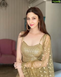 Saumya Tandon Instagram - Golden girl mood. 

 

Outfit @anishashettyofficial 
#saumyatandon #indianwear