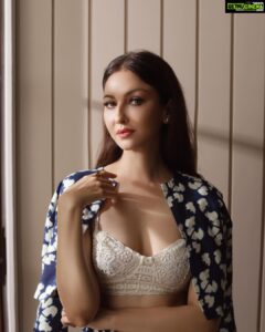 Saumya Tandon Instagram - 🌹

Pictures @girish_rajput_photography 
Outfit @boutiquobysaachi 
Stylist @qubamariaa 
MUAH @twinkle_makeupartist