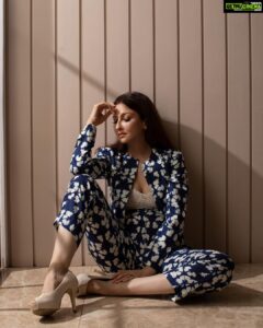 Saumya Tandon Instagram - 🌹

Pictures @girish_rajput_photography 
Outfit @boutiquobysaachi 
Stylist @qubamariaa 
MUAH @twinkle_makeupartist