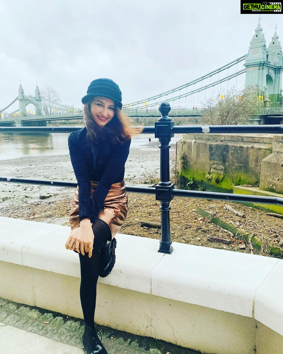 Saumya Tandon Instagram - This long trip has been full of ups and downs and highs and lows. Traveling teaches you a lot. I know it’s tough to travel in covid times. But my new year plan is to not stop. PS. Behind me is Hammersmith bridge. #travel #traveldairies