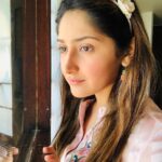 Sayyeshaa Saigal Instagram – Flower power! 🌷🌸🌺 #maldives#traveldiaries#sunkissed Jumeirah Vittaveli