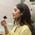 Sayyeshaa Saigal Instagram - Caught cheating on that diet!! But just see how much happiness that choco bar is giving me! 😂😂 #vanityvandiaries#shoot#icecream#sweettooth