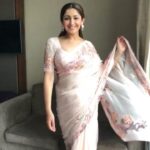 Sayyeshaa Saigal Instagram – Palat! 💃😍
#Kaappaan 
#tbt#shootdiaries#nowincinemas#saree#filmy#flip#palat#love#sunday#boomerang London, United Kingdom