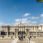 Sayyeshaa Saigal Instagram - #Madrid ❤️ #palace#beingtouristy#holiday#funtimes#makingmemories#photography#instapicture#monument#europe#summer Palacio Real de Madrid, España