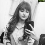 Sayyeshaa Saigal Instagram - Hello bangs! 💁🏻‍♀️ #shootdiaries#bangs#hair#fringe#tryingnewthings#lookoftheday#instadaily#instapicture#shoot