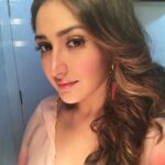 Sayyeshaa Saigal Instagram – 🌸💖 #shooting#love#betweenshotsshot #workingweekend