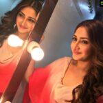 Sayyeshaa Saigal Instagram - The mirror never lies! 🎬🎥 #shootdiaries#workworkwork