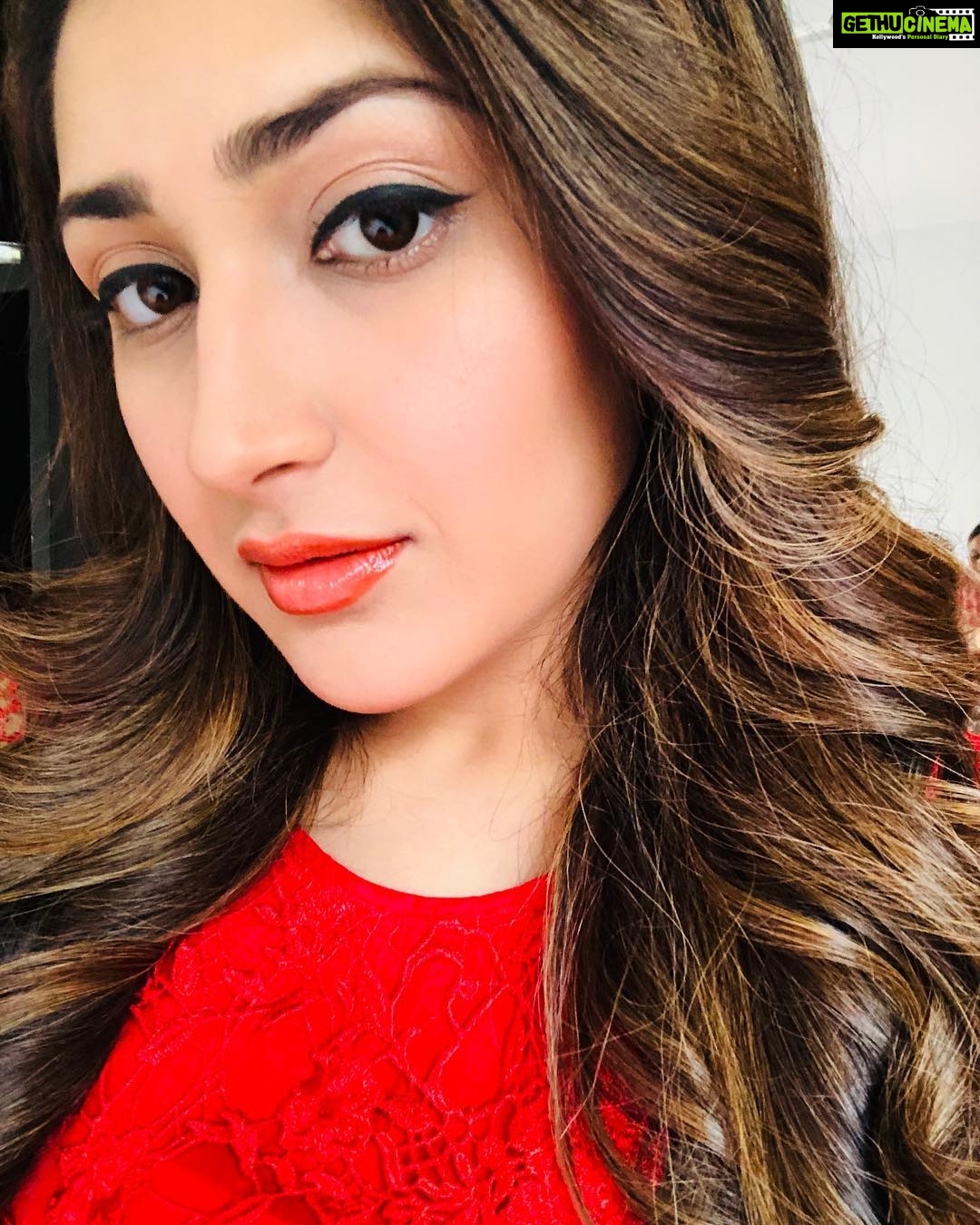 Sayyeshaa Saigal Instagram - Red favourite! ❤️ #anotherdayatwork