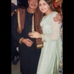 Sayyeshaa Saigal Instagram - Celebrating Lohri with my grand uncle! Hugs 🤗🤗🤗 #family#lohri#party#celebrate#love#instaphoto#indian#ootd#instadaily#sunday#night