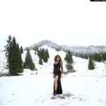 Sayyeshaa Saigal Instagram – A picture from one of my toughest shootings! Trying to look comfortable and happy in freezing temperatures! Snow till my eyes could see! 😱 However it’s all worth the effort when you see the results 💃💃 #throwback#Junga#song#shoot#cold#freezing#snow#winter#tbt#traveldiaries#austria#beautiful#worktakesmeplaces#experience#europe#white#instaphoto#instadaily Salzburg, Austria