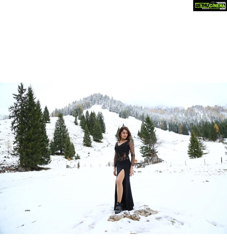 Sayyeshaa Saigal Instagram - A picture from one of my toughest shootings! Trying to look comfortable and happy in freezing temperatures! Snow till my eyes could see! π± However itβs all worth the effort when you see the results ππ #throwback#Junga#song#shoot#cold#freezing#snow#winter#tbt#traveldiaries#austria#beautiful#worktakesmeplaces#experience#europe#white#instaphoto#instadaily Salzburg, Austria