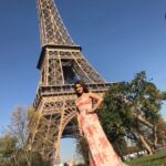 Sayyeshaa Saigal Instagram - From the city of love! ❤️ C’est la vie! #Paris Styled by @shhaheen (mommy) #throwback#shootdiaries#love#cityoflove#traveldiaries#cestlavie#goodlife#instapicture#musthave#eiffeltower#favourite#instadaily#tbt Paris, France