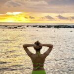 Sayyeshaa Saigal Instagram - Mauritian sunset 🌅😍 📷 @shhaheen (mama) #Maurituis#holiday#chillingtime#beachmode Mauritius