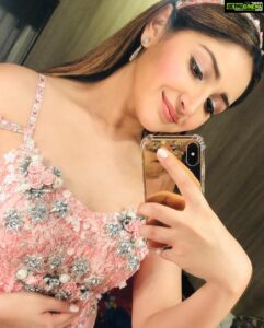 Sayyeshaa Saigal Instagram - These selfies are from the shooting of #OorigobbaRaja from #yuvarathnaa ❤️ Song shoots are always super fun and probably the most exciting part of any movie shooting for me as I get to dance, dress in exquisite costumes and work with amazing choreographers! My mum makes my costumes as she makes them with all her heart and more importantly as per my comfort! She knows me best! I like to keep the makeup and hair simple as that’s what I’m comfortable with! Dancing with Appu sir was so special as I share a lovely bond with him and he’s a fantastic dancer! Jani master, the choreographer is super talented and very chilled out. He even choreographed me in my first film! I’m sharing these things with you so you get to know more about me! Hope you are home staying safe! ❤️🤗

#songshoot#tbt#memories#selfie#shootdiaries#lovemyjob#dance#experience#love#instaphoto#instafamily#stayhome