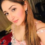 Sayyeshaa Saigal Instagram - These selfies are from the shooting of #OorigobbaRaja from #yuvarathnaa ❤️ Song shoots are always super fun and probably the most exciting part of any movie shooting for me as I get to dance, dress in exquisite costumes and work with amazing choreographers! My mum makes my costumes as she makes them with all her heart and more importantly as per my comfort! She knows me best! I like to keep the makeup and hair simple as that’s what I’m comfortable with! Dancing with Appu sir was so special as I share a lovely bond with him and he’s a fantastic dancer! Jani master, the choreographer is super talented and very chilled out. He even choreographed me in my first film! I’m sharing these things with you so you get to know more about me! Hope you are home staying safe! ❤️🤗 #songshoot#tbt#memories#selfie#shootdiaries#lovemyjob#dance#experience#love#instaphoto#instafamily#stayhome