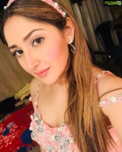 Sayyeshaa Saigal Instagram - These selfies are from the shooting of #OorigobbaRaja from #yuvarathnaa ❤️ Song shoots are always super fun and probably the most exciting part of any movie shooting for me as I get to dance, dress in exquisite costumes and work with amazing choreographers! My mum makes my costumes as she makes them with all her heart and more importantly as per my comfort! She knows me best! I like to keep the makeup and hair simple as that’s what I’m comfortable with! Dancing with Appu sir was so special as I share a lovely bond with him and he’s a fantastic dancer! Jani master, the choreographer is super talented and very chilled out. He even choreographed me in my first film! I’m sharing these things with you so you get to know more about me! Hope you are home staying safe! ❤️🤗

#songshoot#tbt#memories#selfie#shootdiaries#lovemyjob#dance#experience#love#instaphoto#instafamily#stayhome
