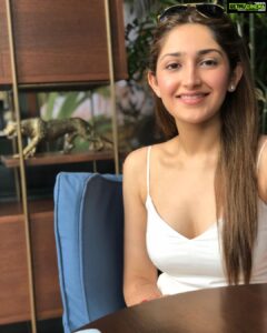 Sayyeshaa Saigal Instagram - Being happy never goes out of style. 💃😻

#happygirl#love#instaphoto#beyou#positivity#instadaily