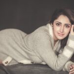 Sayyeshaa Saigal Instagram – Winter vibes! ❄️ 

#cozy#love#winter#snuggles#instaphoto#coldweather#holidayseason#lookingatyou