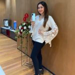 Sayyeshaa Saigal Instagram - I had a great time launching the brand new OnePlus Experience Store at Phoenix MarketCity, Chennai today! I loved checking out all the latest OnePlus devices and the exciting offers with a big cup of delicious coffee made freshly for me by the in-house barista! You’ll love this store – you must go and check it out for yourself! #OnePlusIndia #PhoenixMarketCityChennai @oneplus_india @theglassbox.chennai
