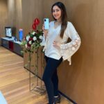 Sayyeshaa Saigal Instagram – I had a great time launching the brand new OnePlus Experience Store at Phoenix MarketCity, Chennai today! I loved checking out all the latest OnePlus devices and the exciting offers with a big cup of delicious coffee made freshly for me by the in-house barista! You’ll love this store – you must go and check it out for yourself! #OnePlusIndia #PhoenixMarketCityChennai 
@oneplus_india 
@theglassbox.chennai