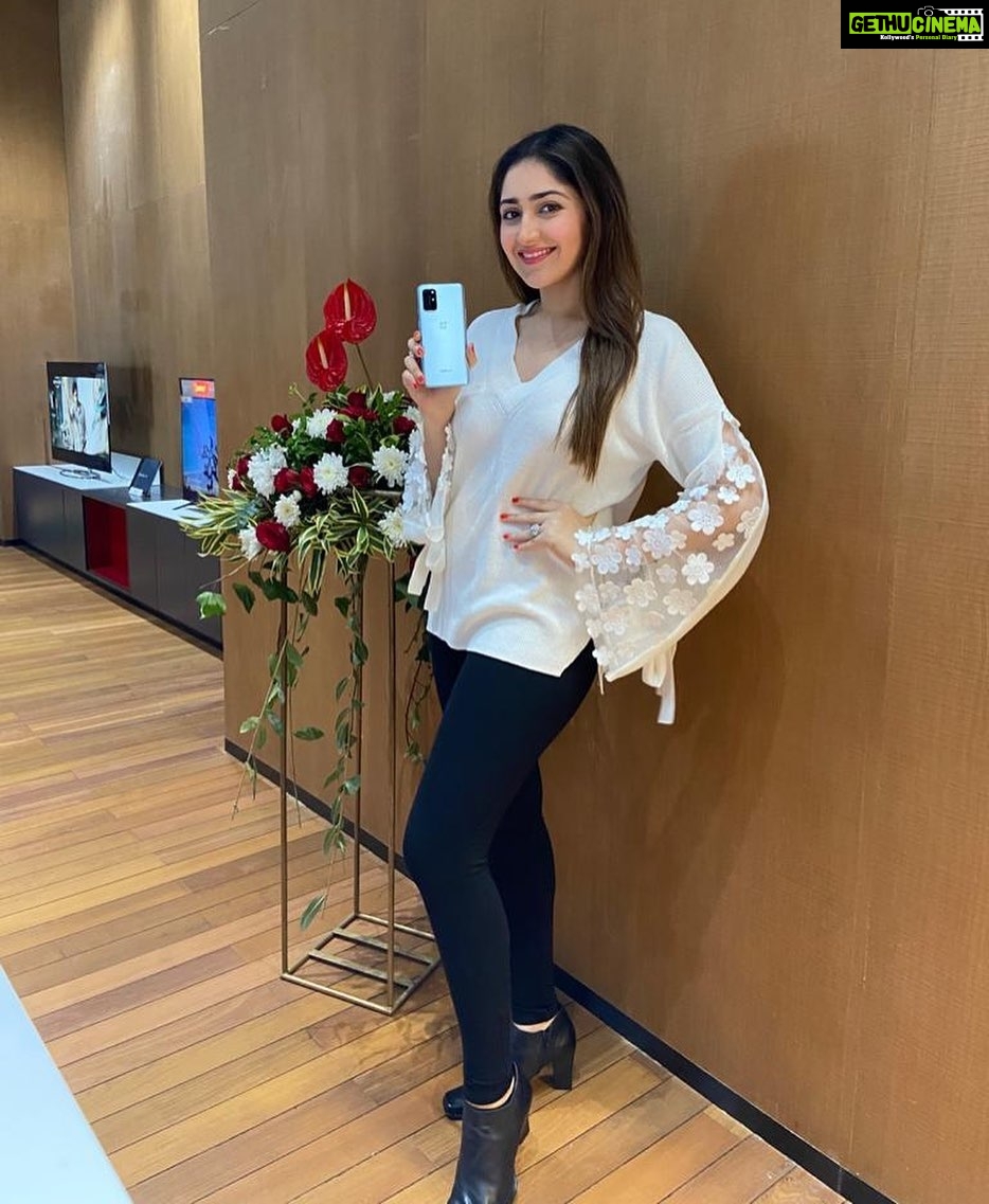 Sayyeshaa Saigal Instagram - I had a great time launching the brand new OnePlus Experience Store at Phoenix MarketCity, Chennai today! I loved checking out all the latest OnePlus devices and the exciting offers with a big cup of delicious coffee made freshly for me by the in-house barista! You’ll love this store – you must go and check it out for yourself! #OnePlusIndia #PhoenixMarketCityChennai @oneplus_india @theglassbox.chennai