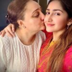 Sayyeshaa Saigal Instagram - Hi Mommy! I love you! 🍒❤️ @shhaheen #mommylove#kisses#bestmum#forever#instaphoto#instadaily#lockdowndiaries#lockdown#romance