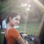 Sayyeshaa Saigal Instagram – Little moments…big memories! 🎥 #throwback 
#shooting 
#traditional#saree#tamil#movies#memories#majormissing#quarantinelife#throwbacktuesday#instaphoto#instadaily#sunlit