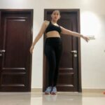 Sayyeshaa Saigal Instagram - What’s important is that you dance from the heart! ❤️ #dance#passion#impromptu#senorita#home#dancelikenooneiswatching#love#forever#dancing#numberone#instavideo#instadance#instadaily @shawnmendes #❤️