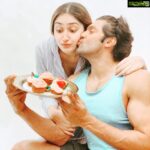 Sayyeshaa Saigal Instagram – Sugar and spice and all things nice ! @frostbysayyeshaa 
@aryaoffl @shhaheen #cupcakes #love #hubzy #baking #instadaily #instagood  #strawberries #chocolate #husbandandwife #hobbies #simplelife #❤️