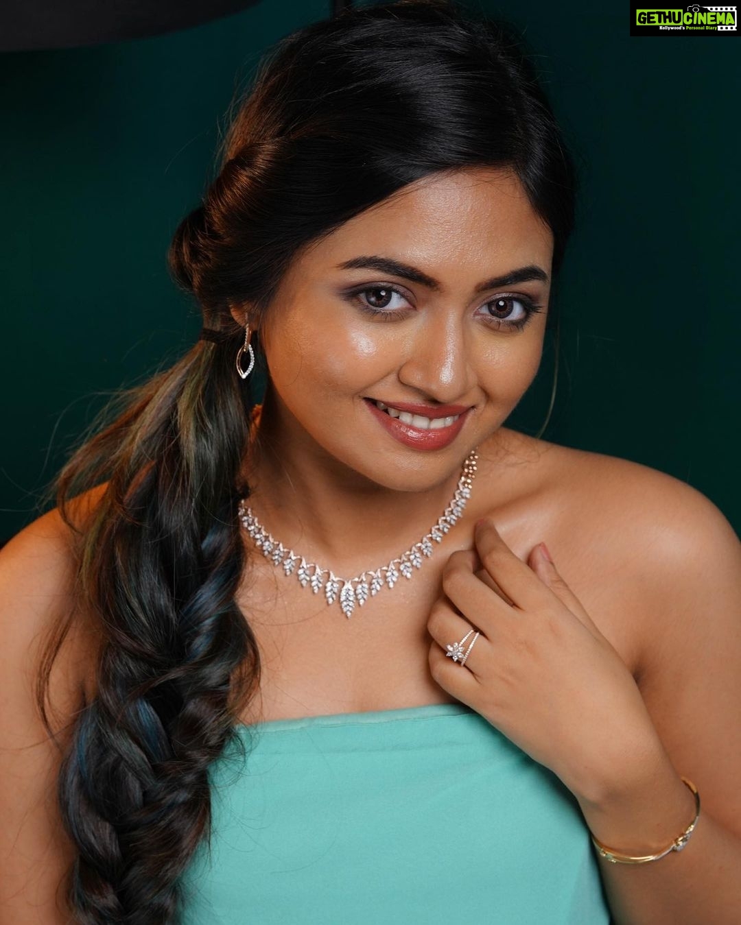 Shaalin Zoya Instagram - Your jewelry introduces you before you even speak Sparkling with Diamonds from @bhima_jewels #BhimaJewels #SparkleWithDiamonds #ChooseYourSparkle #rings #earrings #necklace #diamonds #diamondjewellery #jewellery #bhima_jewels