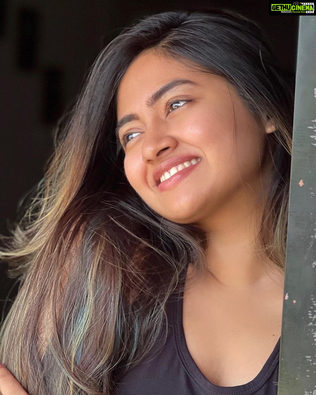 Shaalin Zoya Instagram - not filtered, eyebrows not done, not perfect hair and not wearing my goto Red lipstick. Combined all my insecurities. wow I managed to smile in the 3rd pic too. #goals