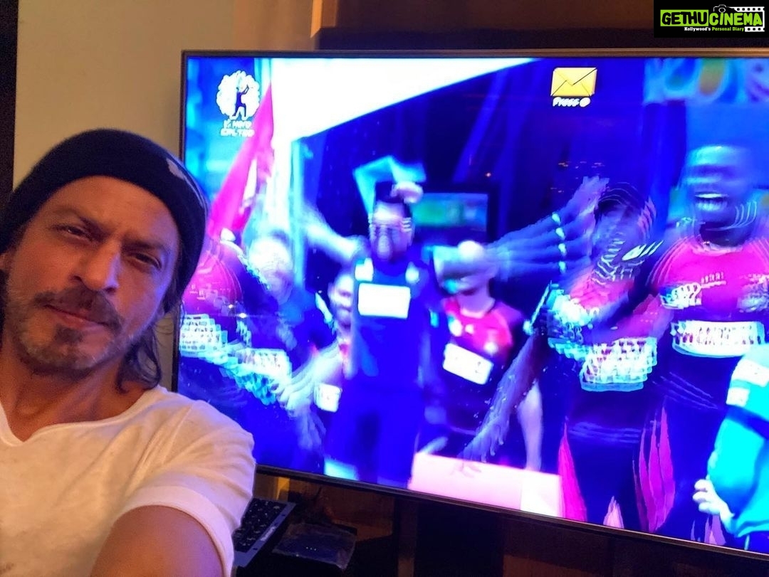Shah Rukh Khan Instagram - Ami TKR we rule. Awesome display boys...u make us proud, happy and make us party even without a crowd. Love u team. @tkriders @simmo54 and my fav @dmbravo46 well done @kieron.pollard55 & my man @djbravo47 love you how many now4!!! @bazmccullum42 come to IPL lov u. Thank you Trinidad & Tobago and the @cplt20 for the tournament. @gototnt