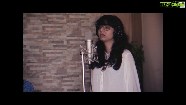 Shakthisree Gopalan Instagram - @the.gooey.kablooey @insta_n00b_conna and I, got together after so long and jammed out one fine morning to this incredible song by the great Etta James.♥️Here is a snippet from our cover of “I’d rather go blind” out now on @youtube . Check it out and let us know what you think! :) ♥️Link In Bio♥️ Thank you @tobsgarage for mixing and mastering this live sesh recording and @jasonki for capturing the video. Recorded at @krimsonavenuestudios by @mani_the_ratnam . . . @ettajamesofficial #singingtheblues #idrathergoblind #blues #soul #shakthisreegopalan #shakthisreegopalanlive Krimson Avenue Studios