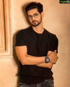 Shakti Arora Instagram - If you can't convince them, confuse them. . Styled By : @simrat_bohra Photographer : @navindhyaniphoto Hair : By Myself Makeup : @ayazkhan5621_ Assisted by : @_kmidahat_ Studio : @studio211mumbai PR : @aspirecommunic