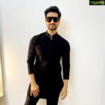 Shakti Arora Instagram – As you rise many people will disapprove.  Rise anyway..
.

#saturdayvibes #keepsmiling #blacklove
Styled by @stylingbyvictor  @sohail__mughal___ 
Outfit -@dapperanddare.in