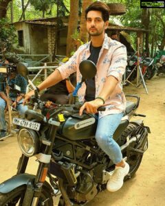 Shakti Arora Instagram - Wanna Ride? . . #shootdiaries #musicvideo #sneakpeak Shirt: @spykarofficial Styled by: @jivikasetpal