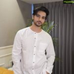 Shakti Arora Instagram - मैं तो चाहता हूँ मासूम बने रहना, ये जो जिंदगी है समझदार किये जाती है I