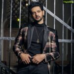 Shakti Arora Instagram - 🥰 . . Click @abhishekmadaanphotography Styled by @priyanshi2102 Blazer @dapperanddare.in @vishalthawani Shoes @escoraroyale @new_sense_branding Hair @krunal_kasare Makeup @muamohak #shaktiarora