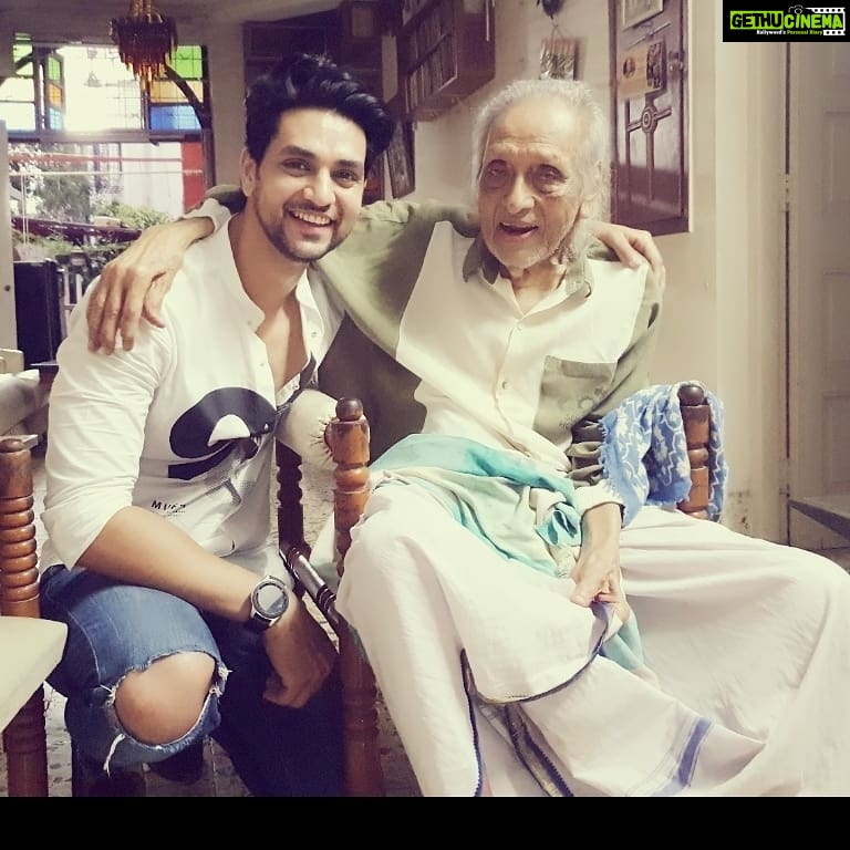 Shakti Arora Instagram - My grandfather completed his journey of life yesterday. He was 98, missed by 2 years to complete a century. Its a great irreparable loss, he was a backbone of our family. Nevertheless I am proud to say he has witnessed his 4 generations during his lifetime . All I pray to almighty that he gets eternal peace and happiness. "You will be truly missed nanaji.. Love you always and forever. #chandrashekhar