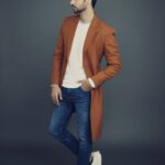 Shakti Arora Instagram – Keep it Sharp!
.
Styled by @priyanshi2102 
Trench coat @mehboobsons
Tshirt @westsidestores 
Photographer : @arifminhaz
Makeup : @darenmemonofficial
Hair By myself 😎
Assisted by : @_kmidahat_
PR : @aspirecommuni