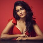 Shalini Pandey Instagram - Merry everything and happy always 🤍 . . . . 📷: @lisadsouza 💄: @niccky_rajaani 💇🏻‍♀️: @hairstories_byseema 👗: @emblaze_mb Styled by: @pranita.abhi