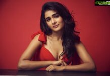 Shalini Pandey Instagram - Merry everything and happy always 🤍 . . . . 📷: @lisadsouza 💄: @niccky_rajaani 💇🏻‍♀️: @hairstories_byseema 👗: @emblaze_mb Styled by: @pranita.abhi