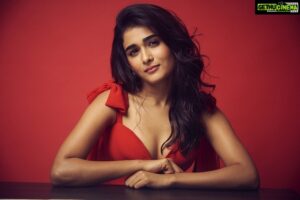 Shalini Pandey Instagram - Merry everything and happy always 🤍 . . . . 📷: @lisadsouza 💄: @niccky_rajaani 💇🏻‍♀️: @hairstories_byseema 👗: @emblaze_mb Styled by: @pranita.abhi